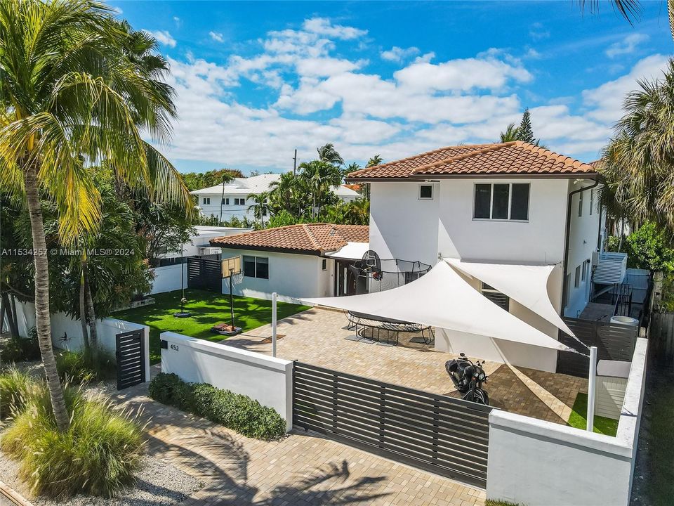 Recently Sold: $3,900,000 (4 beds, 4 baths, 2744 Square Feet)