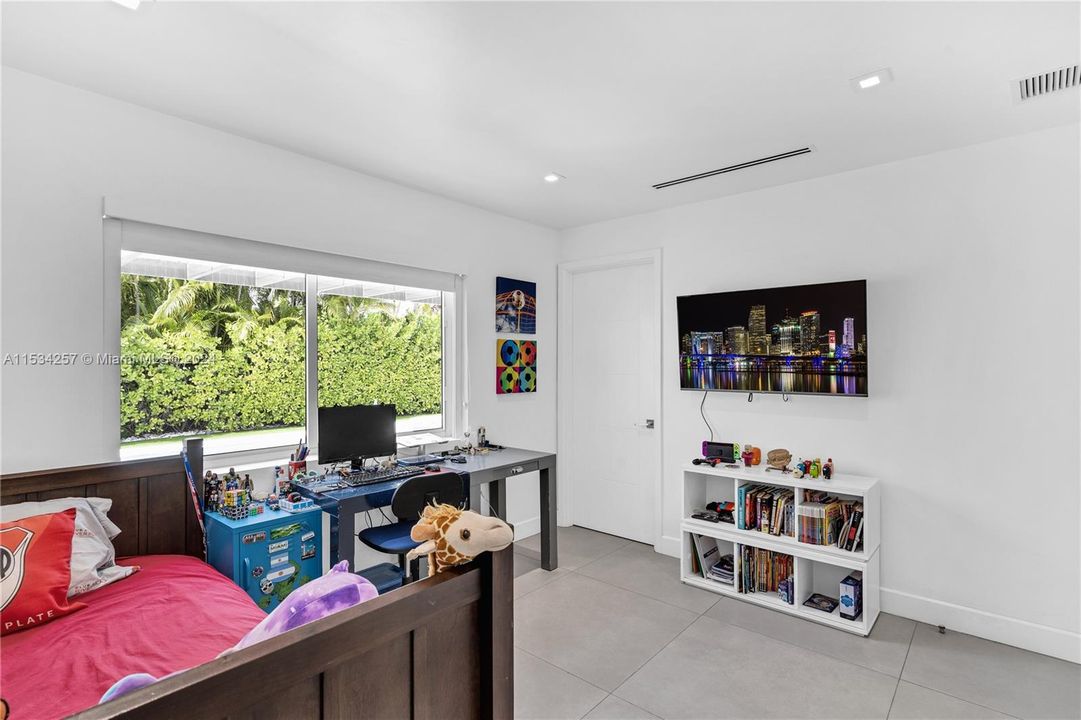 Active With Contract: $3,900,000 (4 beds, 4 baths, 2744 Square Feet)