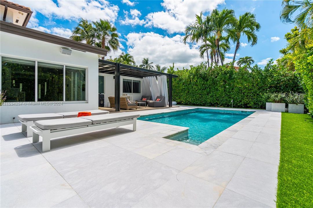 Active With Contract: $3,900,000 (4 beds, 4 baths, 2744 Square Feet)