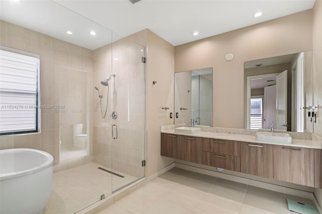 最近售出: $970,000 (3 贝兹, 3 浴室, 2176 平方英尺)