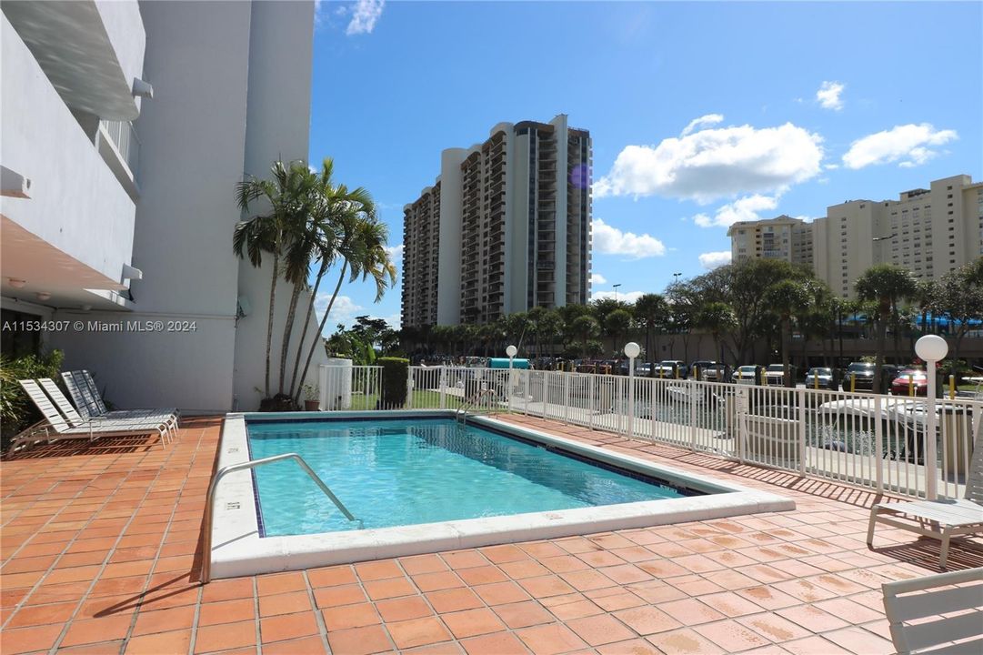 Recently Rented: $3,200 (2 beds, 2 baths, 1720 Square Feet)