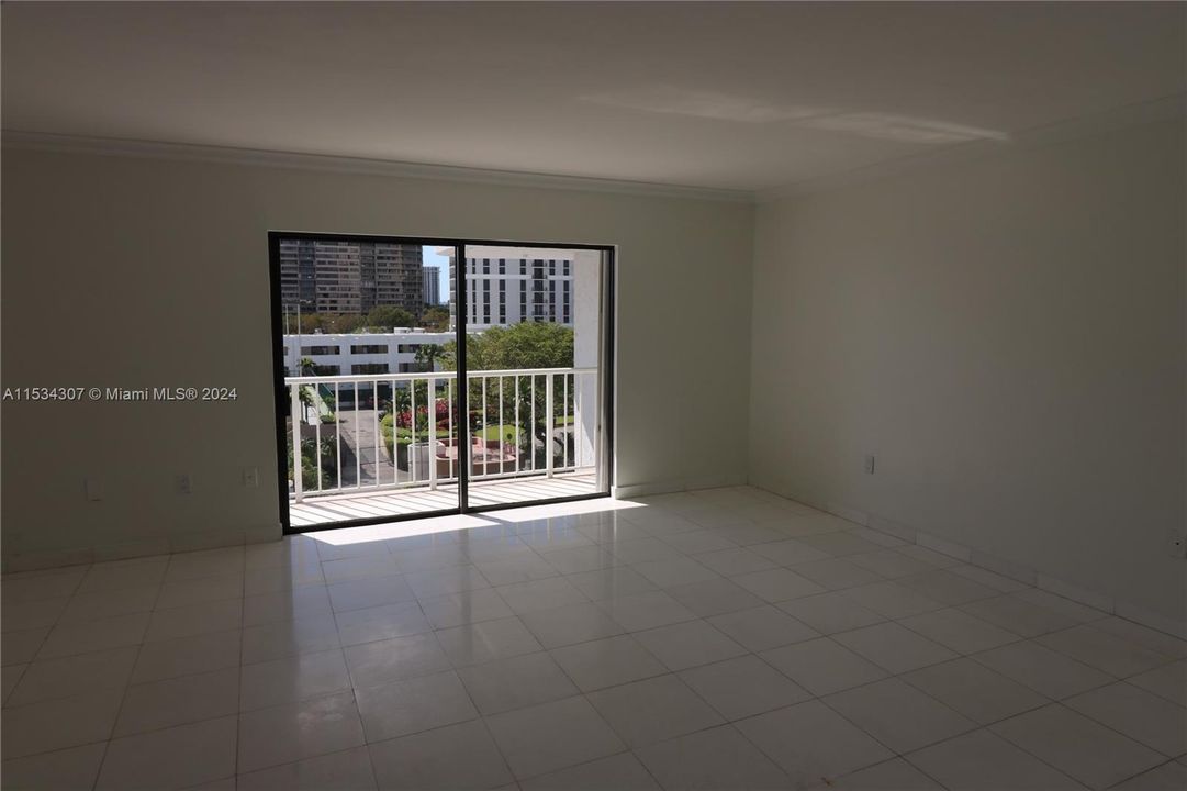 Recently Rented: $3,200 (2 beds, 2 baths, 1720 Square Feet)