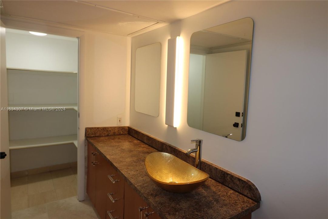 Recently Rented: $3,200 (2 beds, 2 baths, 1720 Square Feet)