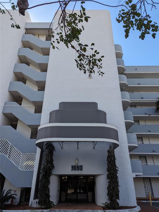 Recently Rented: $3,200 (2 beds, 2 baths, 1720 Square Feet)