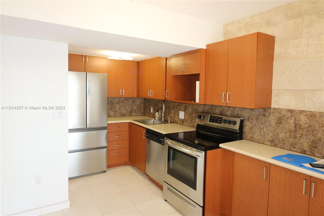 Recently Rented: $3,200 (2 beds, 2 baths, 1720 Square Feet)