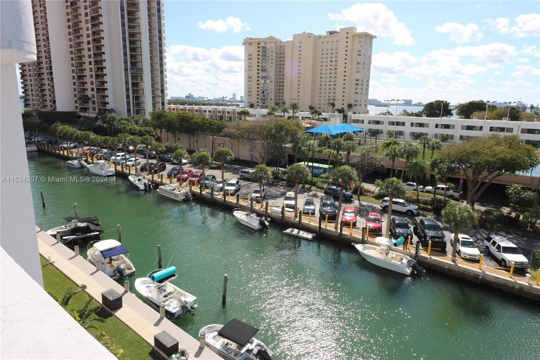 Recently Rented: $3,200 (2 beds, 2 baths, 1720 Square Feet)