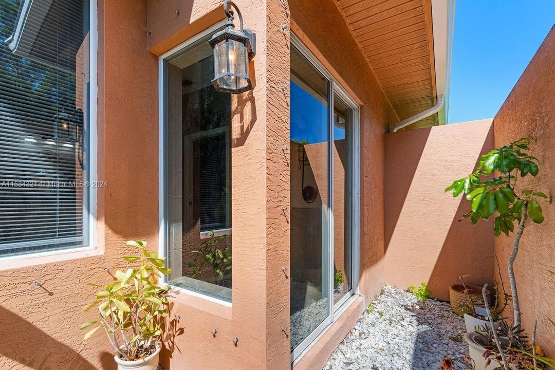 Vendido Recientemente: $814,900 (4 camas, 2 baños, 2648 Pies cuadrados)