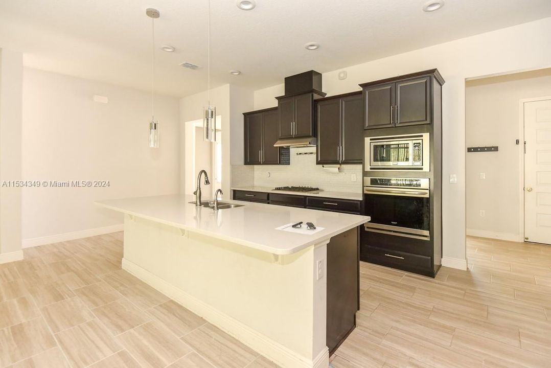 Recently Sold: $605,000 (5 beds, 4 baths, 3209 Square Feet)