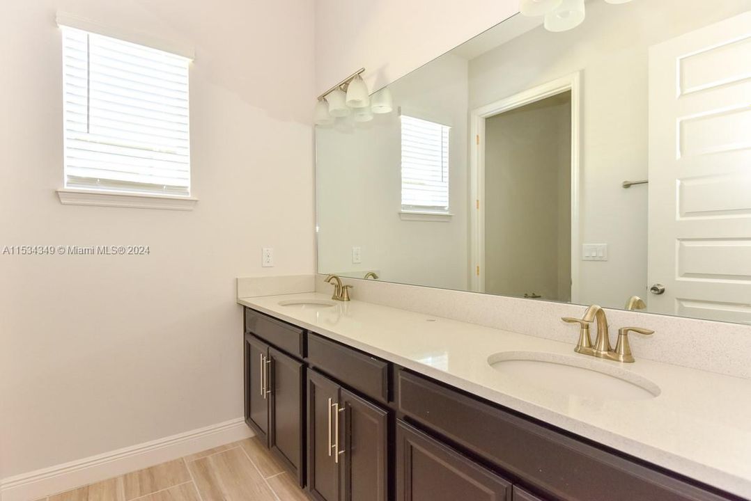 Recently Sold: $605,000 (5 beds, 4 baths, 3209 Square Feet)