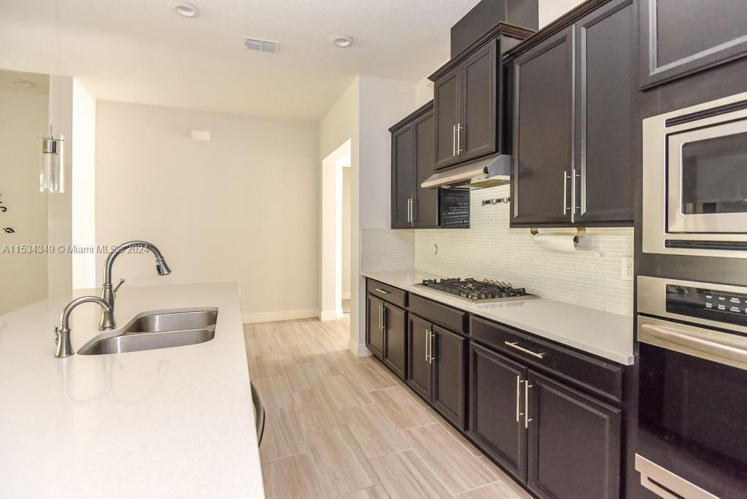 Recently Sold: $605,000 (5 beds, 4 baths, 3209 Square Feet)