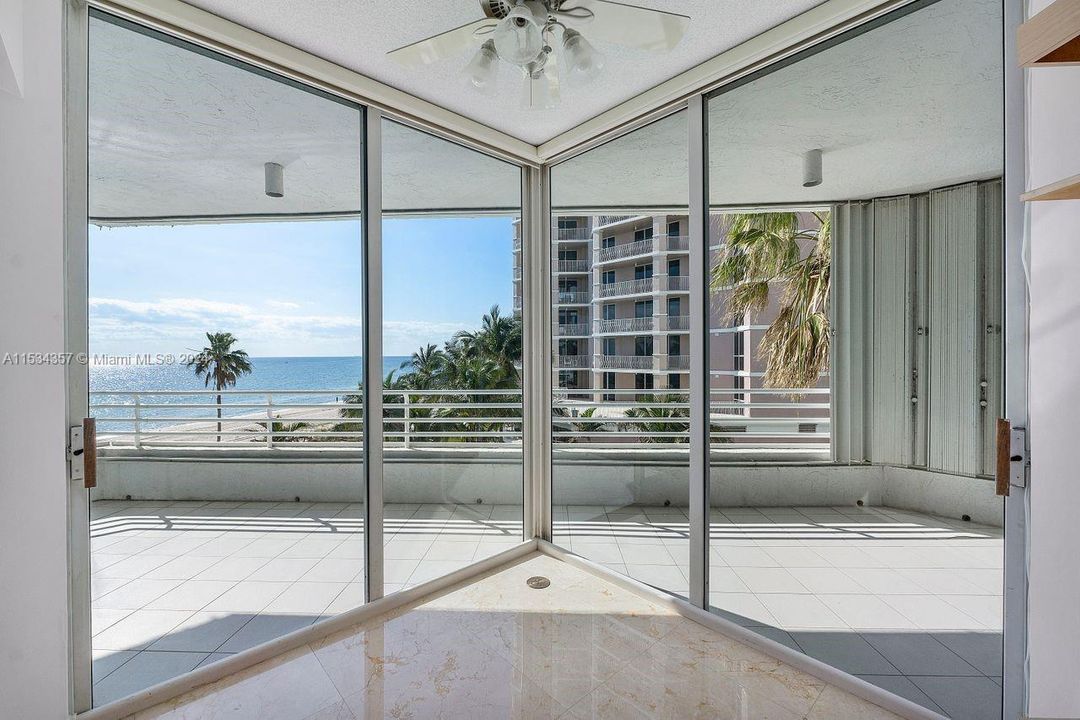 Breakfast Area in Kitchen
