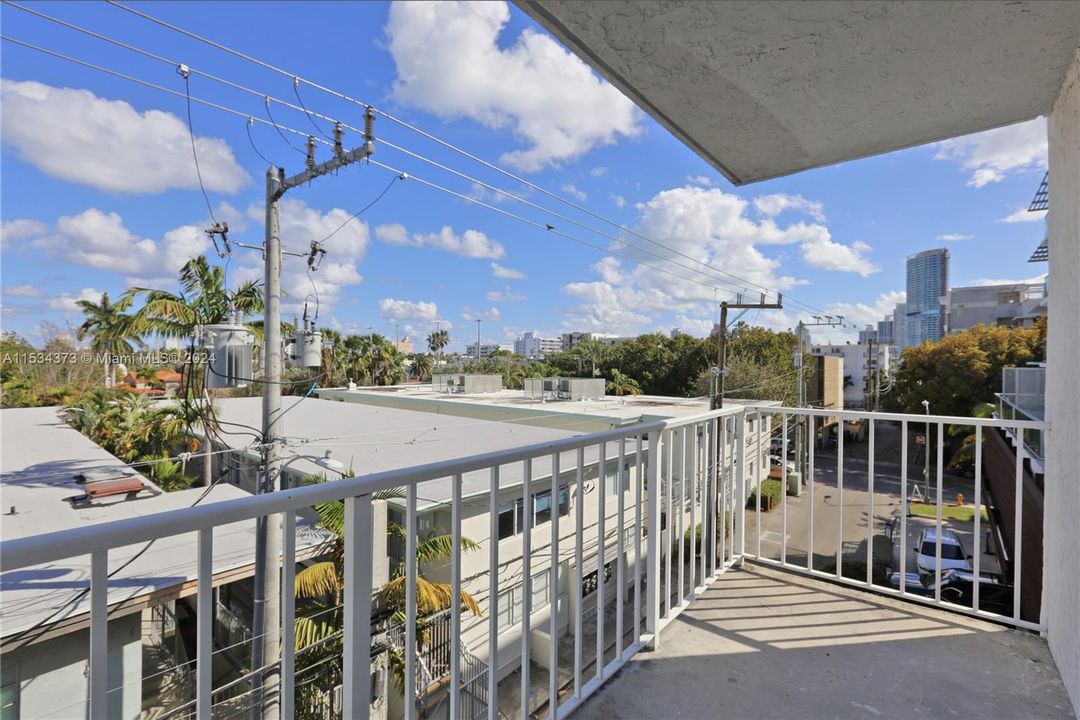 Recently Rented: $3,295 (2 beds, 2 baths, 969 Square Feet)