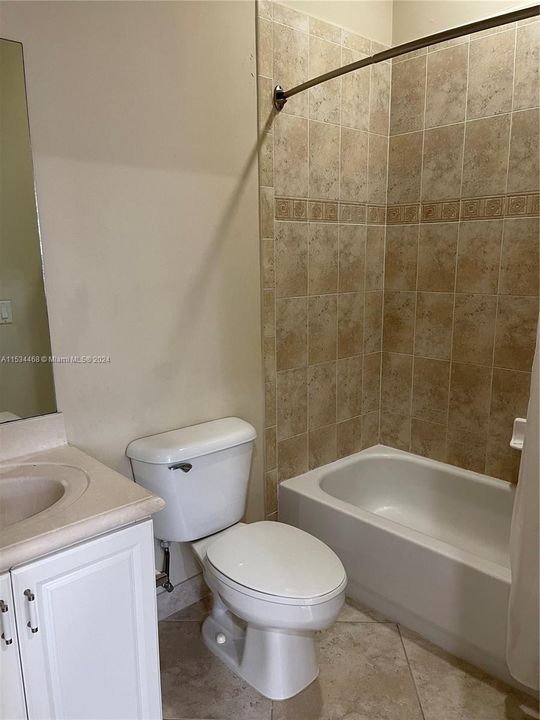 Full bathroom in studio