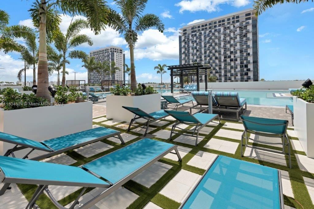 Recently Sold: $635,000 (2 beds, 2 baths, 1040 Square Feet)