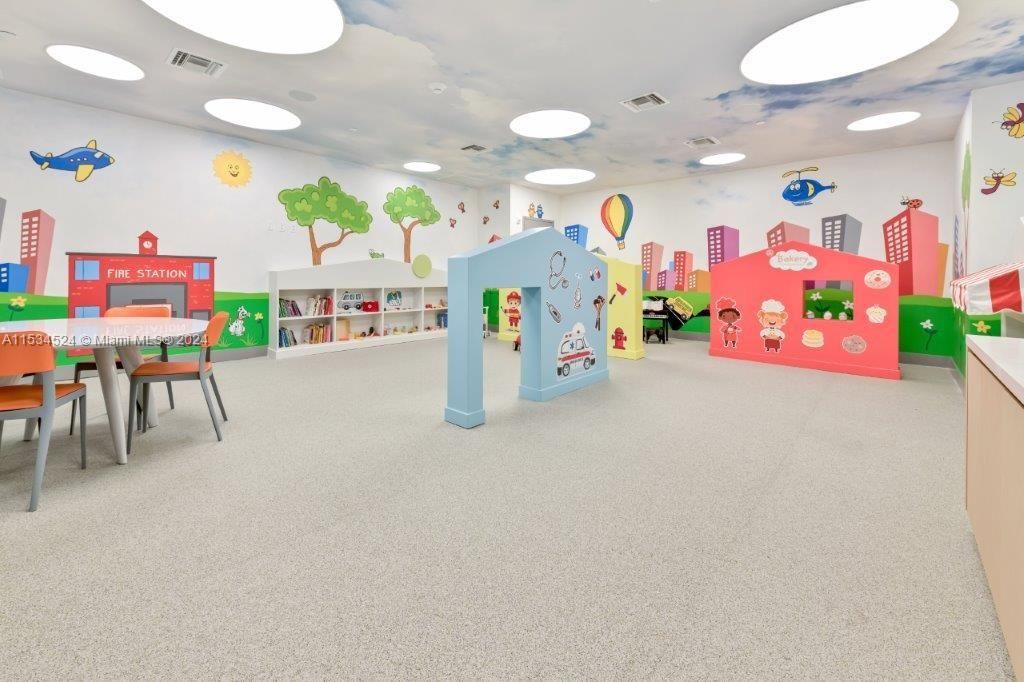 Recently Sold: $635,000 (2 beds, 2 baths, 1040 Square Feet)