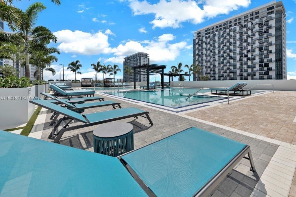 Recently Sold: $635,000 (2 beds, 2 baths, 1040 Square Feet)