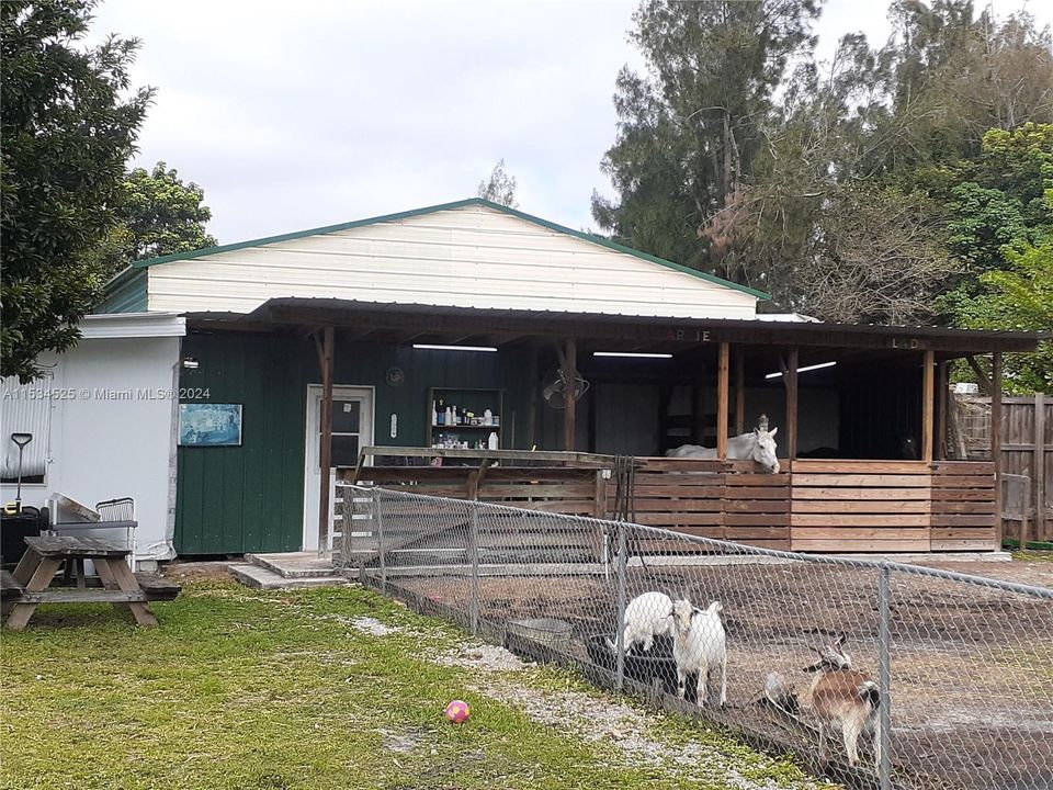 2 stall /tack room w/ water and electric