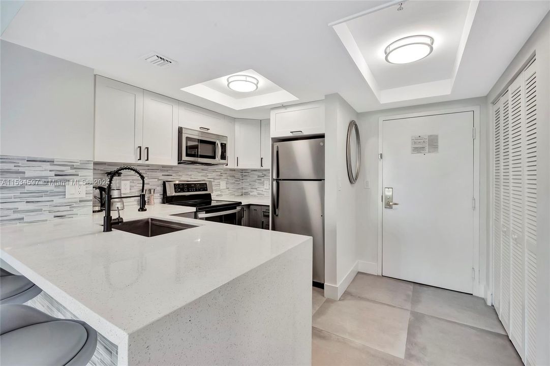For Sale: $629,000 (1 beds, 1 baths, 740 Square Feet)