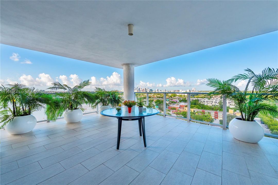 Recently Sold: $2,250,000 (2 beds, 2 baths, 2314 Square Feet)