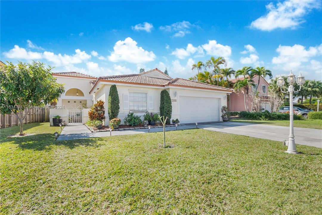 Recently Sold: $725,000 (4 beds, 2 baths, 2174 Square Feet)