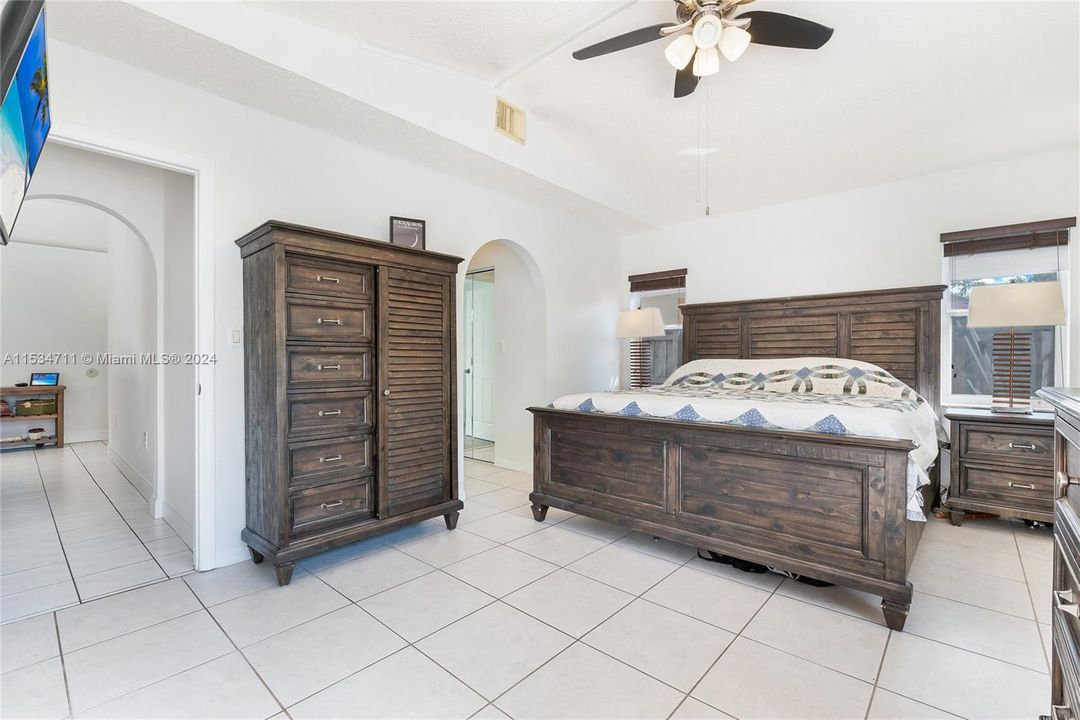 Recently Sold: $725,000 (4 beds, 2 baths, 2174 Square Feet)