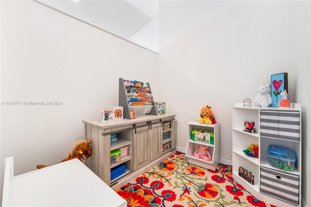 Recently Sold: $725,000 (4 beds, 2 baths, 2174 Square Feet)