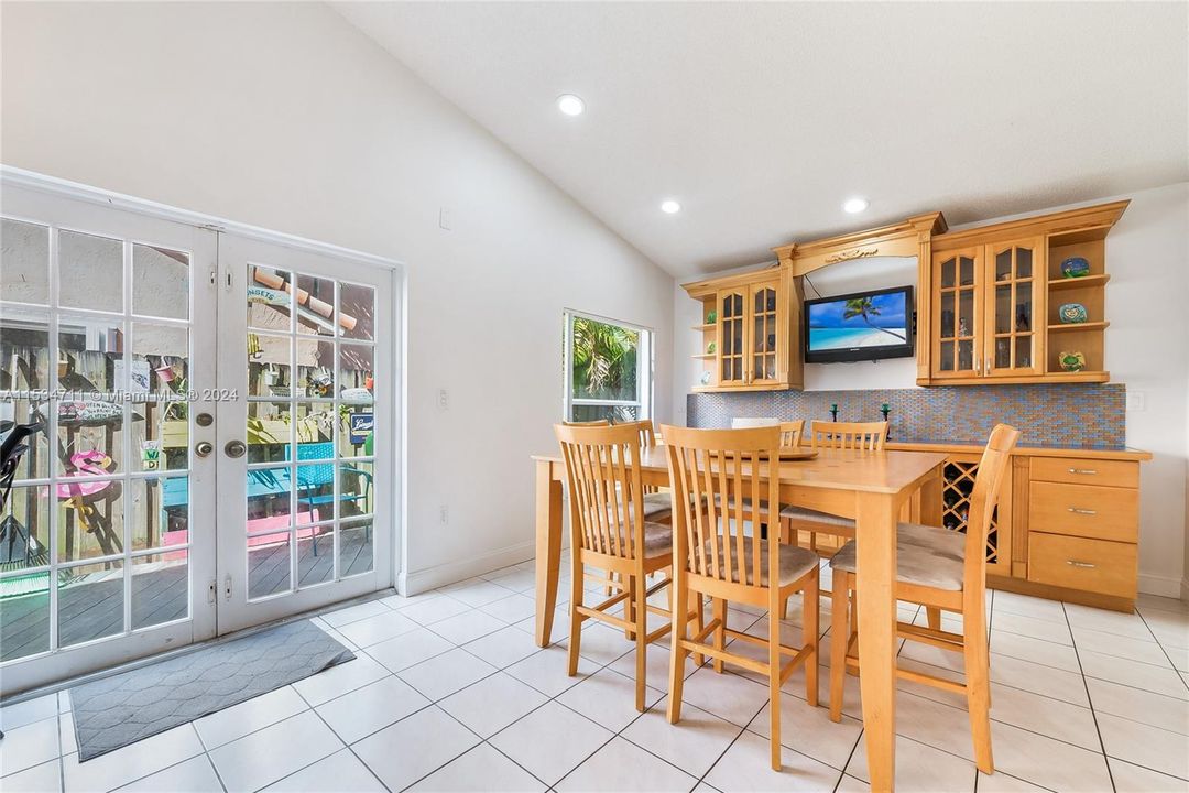 Recently Sold: $725,000 (4 beds, 2 baths, 2174 Square Feet)