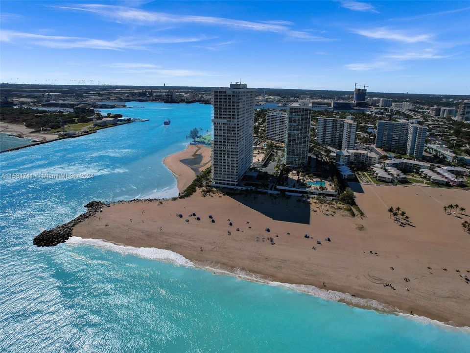 Recently Sold: $1,200,000 (2 beds, 2 baths, 2011 Square Feet)