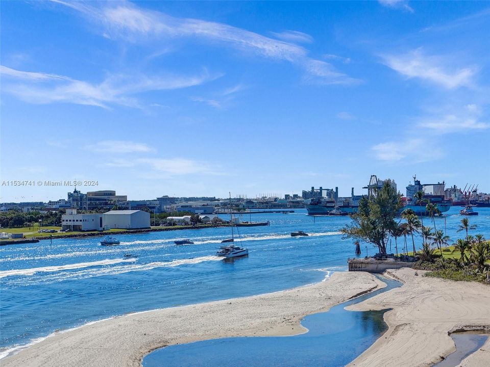 Recently Sold: $1,200,000 (2 beds, 2 baths, 2011 Square Feet)