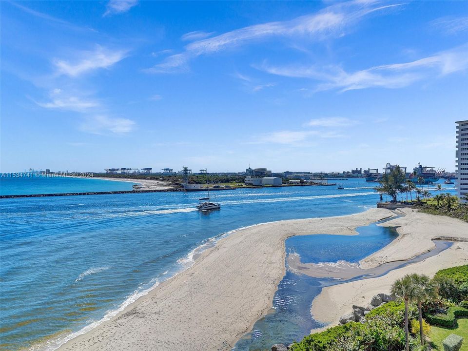 Recently Sold: $1,200,000 (2 beds, 2 baths, 2011 Square Feet)