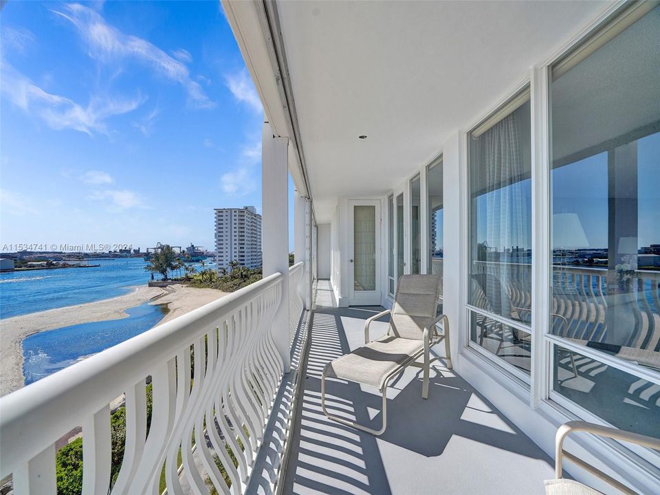 Recently Sold: $1,200,000 (2 beds, 2 baths, 2011 Square Feet)