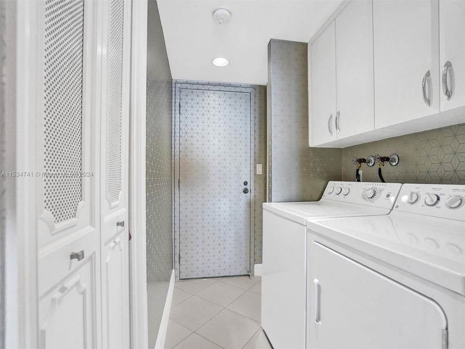 Recently Sold: $1,200,000 (2 beds, 2 baths, 2011 Square Feet)