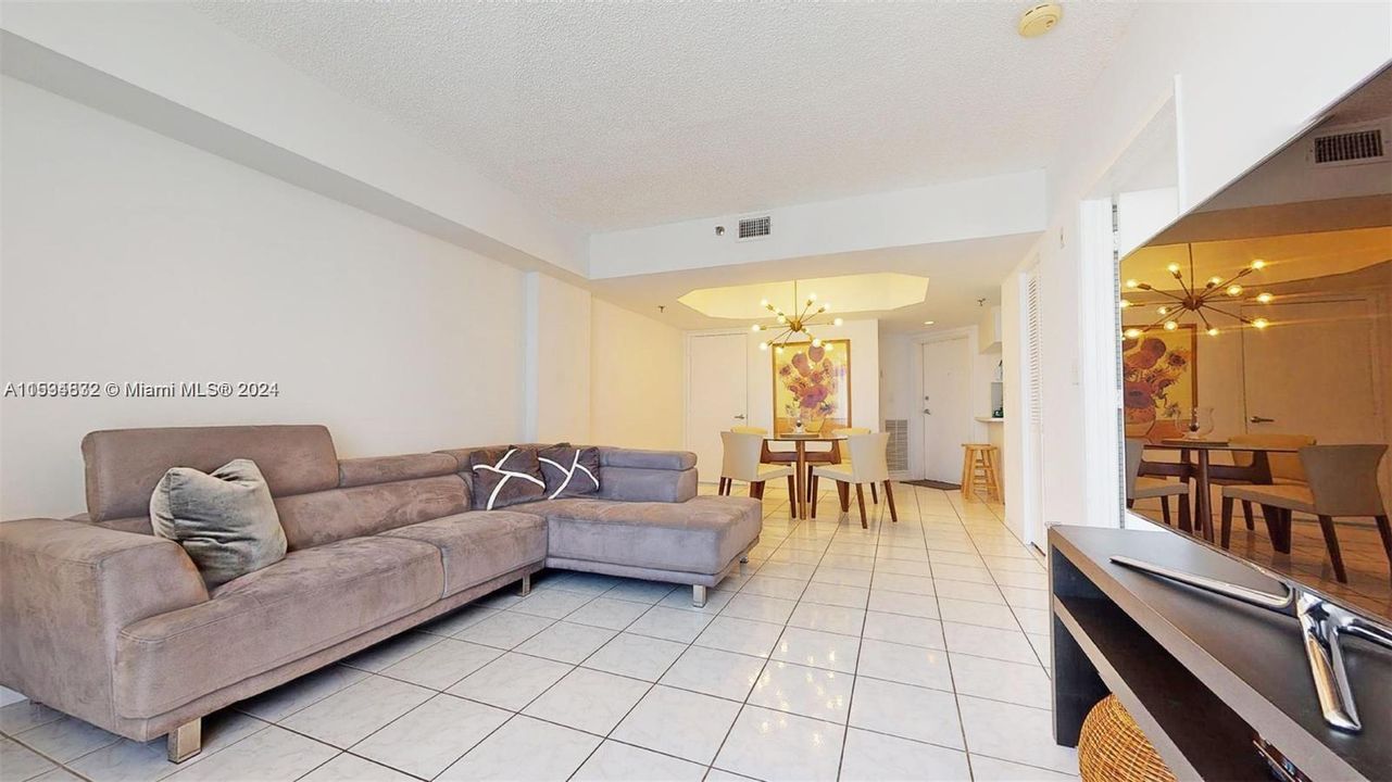 For Sale: $400,000 (1 beds, 1 baths, 770 Square Feet)