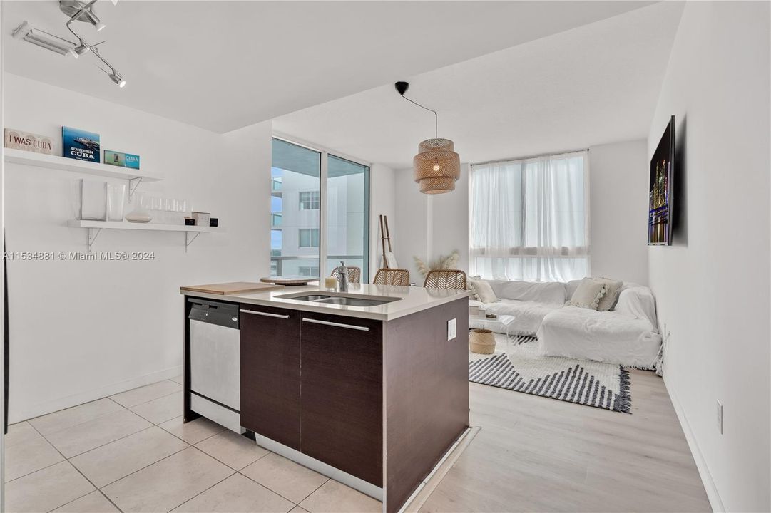 Active With Contract: $425,000 (1 beds, 1 baths, 651 Square Feet)