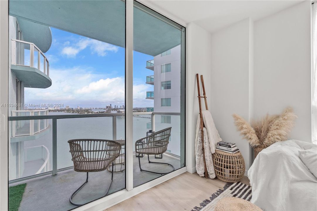 Active With Contract: $425,000 (1 beds, 1 baths, 651 Square Feet)