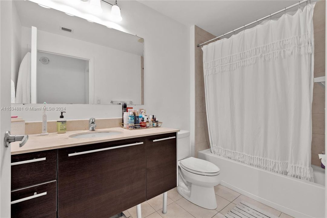 For Sale: $425,000 (1 beds, 1 baths, 651 Square Feet)