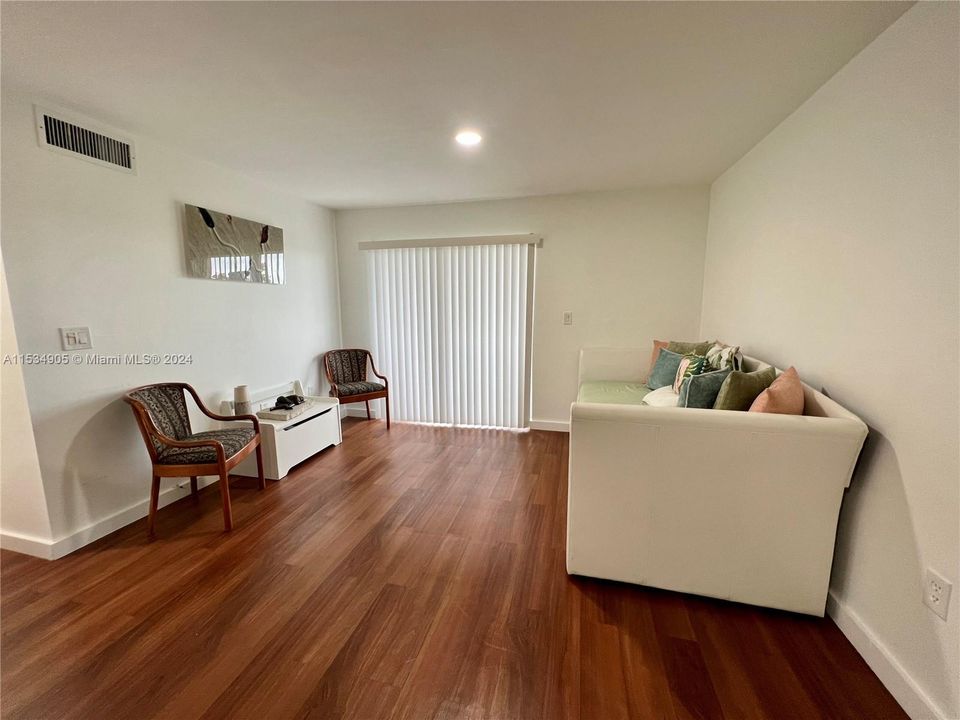For Sale: $284,000 (2 beds, 2 baths, 853 Square Feet)