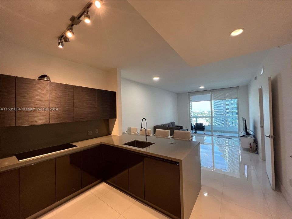 For Sale: $625,000 (1 beds, 1 baths, 748 Square Feet)