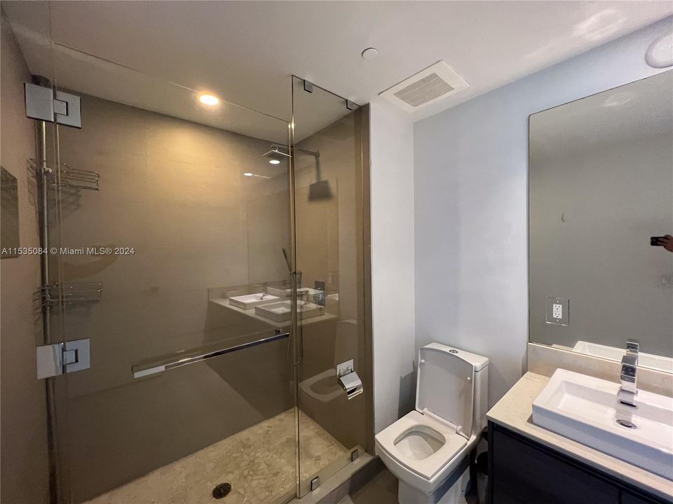 For Sale: $625,000 (1 beds, 1 baths, 748 Square Feet)