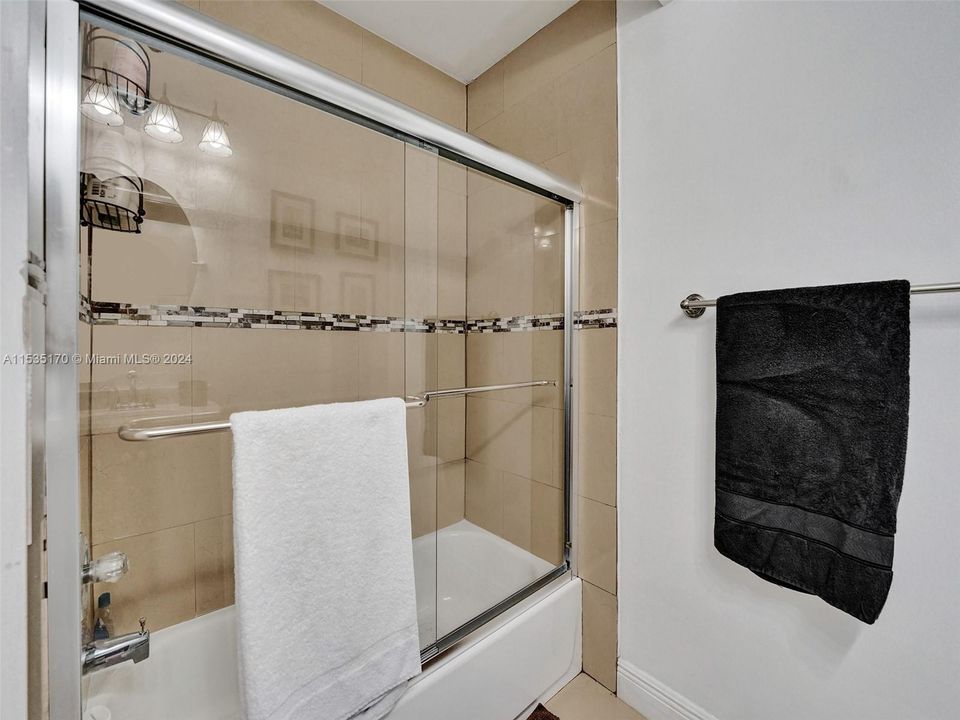 待售: $645,000 (4 贝兹, 2 浴室, 2068 平方英尺)