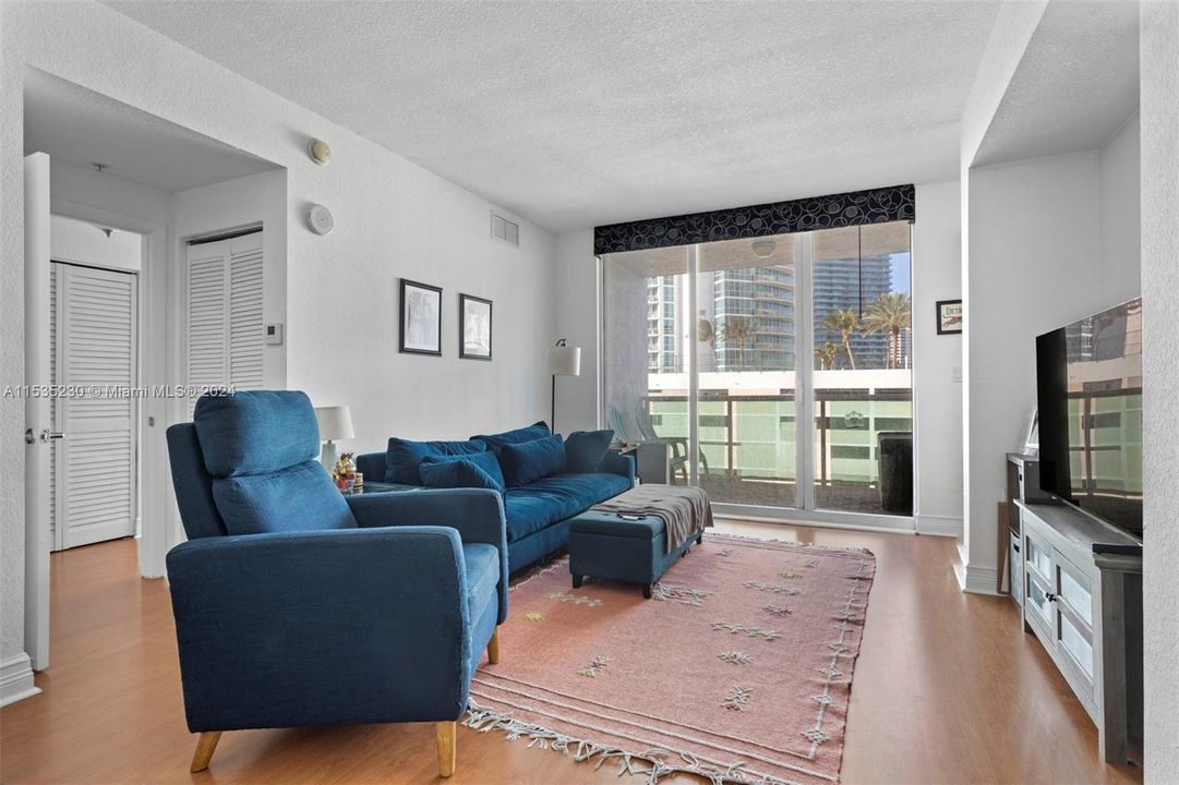 For Sale: $449,500 (1 beds, 1 baths, 877 Square Feet)