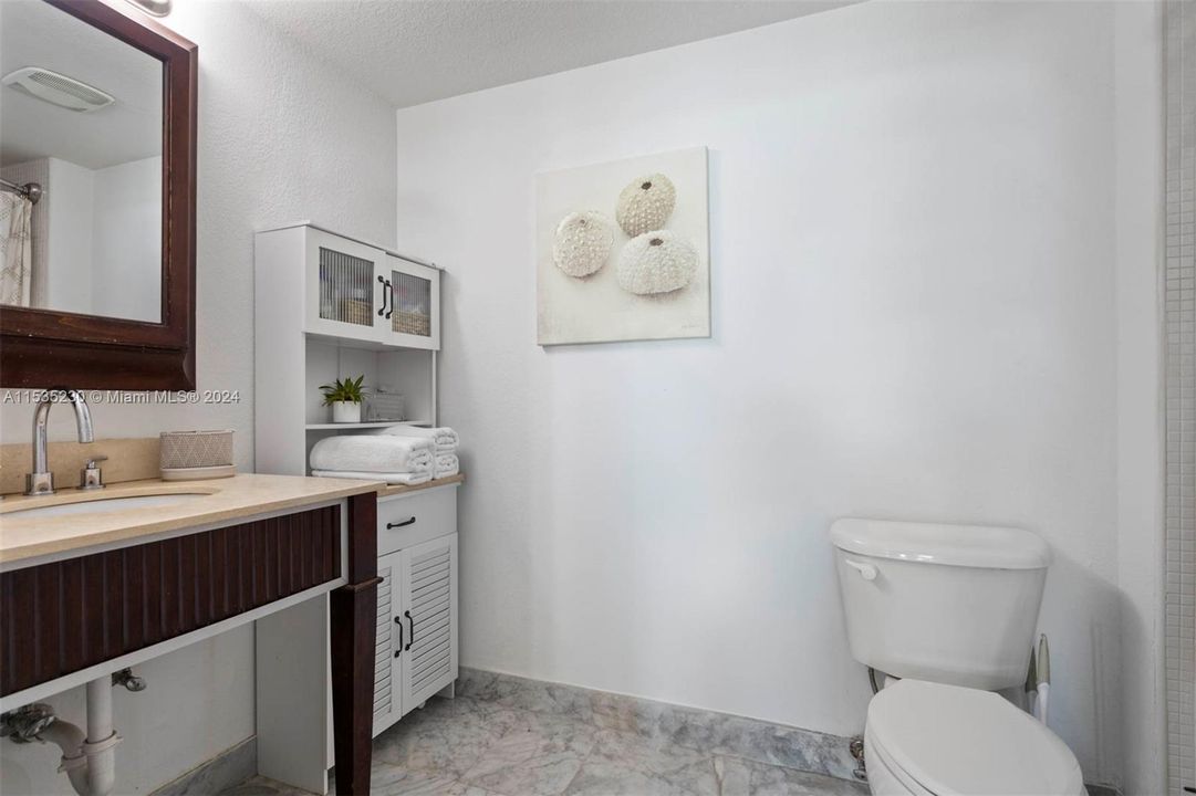 For Sale: $449,500 (1 beds, 1 baths, 877 Square Feet)