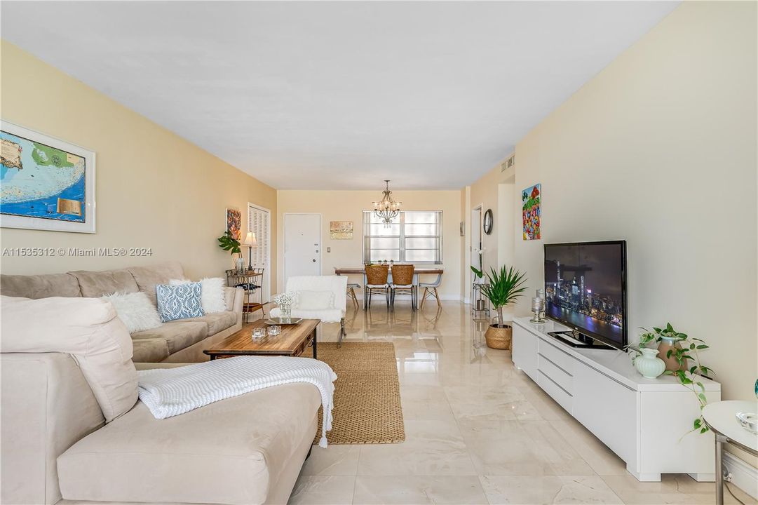 For Sale: $600,000 (2 beds, 2 baths, 1122 Square Feet)