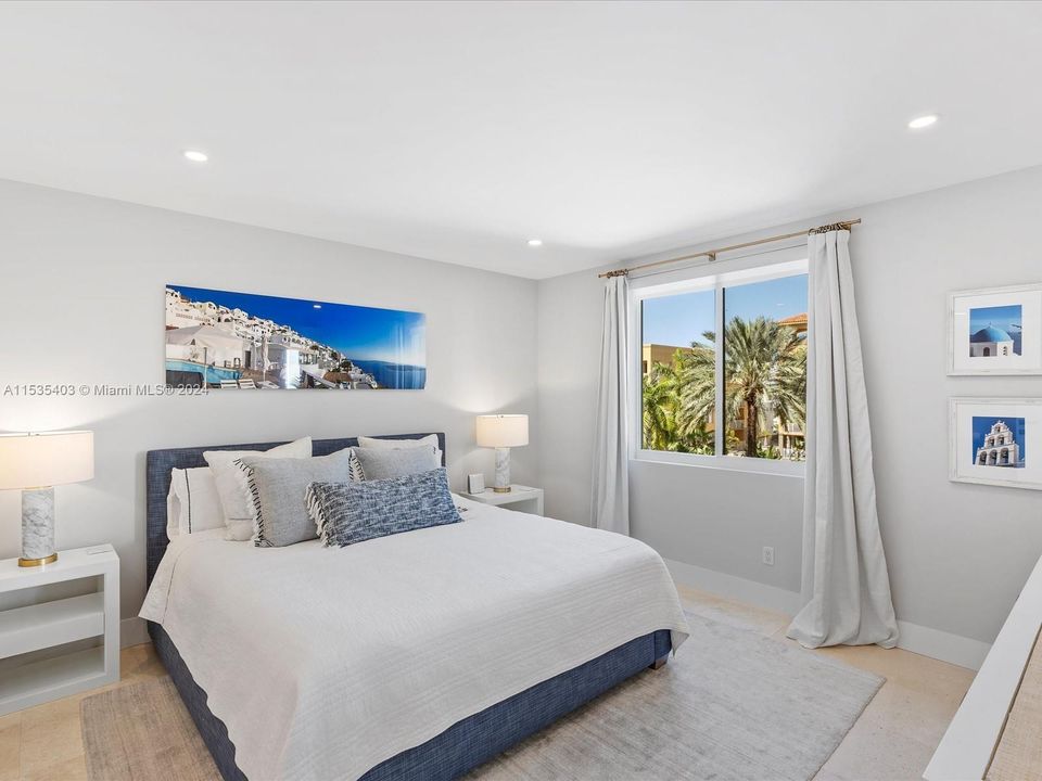 Recently Sold: $1,195,000 (2 beds, 2 baths, 940 Square Feet)
