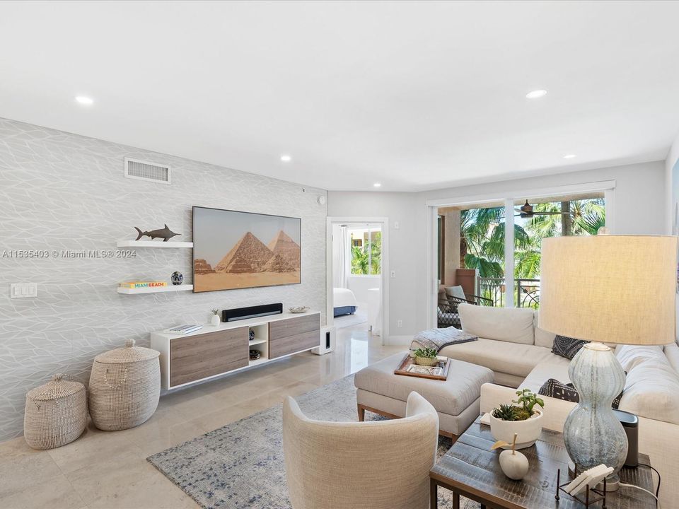 Recently Sold: $1,195,000 (2 beds, 2 baths, 940 Square Feet)