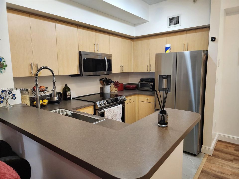 For Sale: $497,600 (1 beds, 1 baths, 859 Square Feet)
