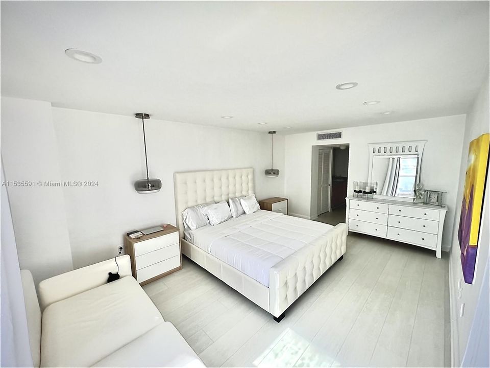 For Sale: $384,250 (2 beds, 2 baths, 1096 Square Feet)