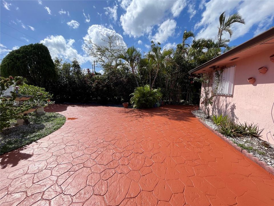 Recientemente alquilado: $3,200 (3 camas, 2 baños, 2300 Pies cuadrados)