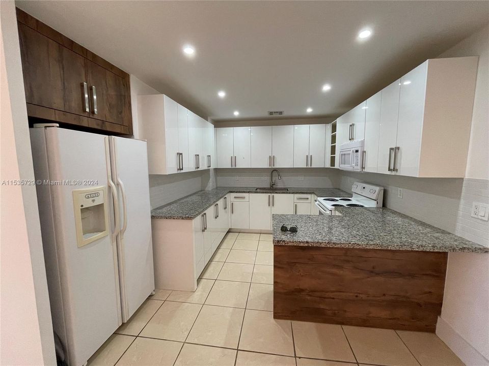 Recientemente alquilado: $3,200 (3 camas, 2 baños, 2300 Pies cuadrados)