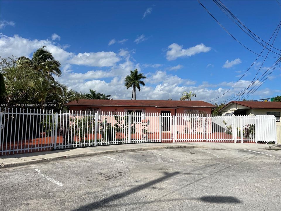 Recientemente alquilado: $3,200 (3 camas, 2 baños, 2300 Pies cuadrados)